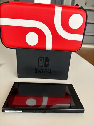 Nintendo Switch con funda roja