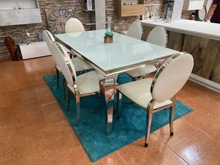 MESA DE CRISTAL CON PATAS DE METAL Y 6 SILLAS