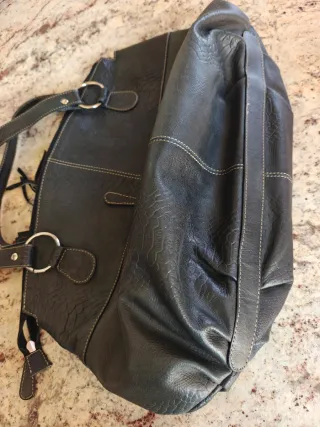 Bolso mano piel negro grabado reptil