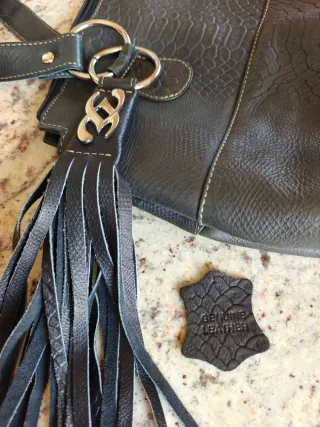 Bolso mano piel negro grabado reptil