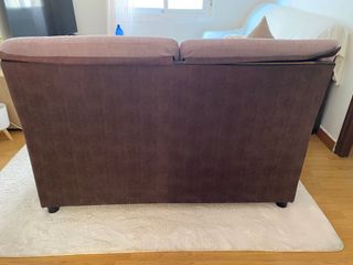 Sofá de tela beige y marrón