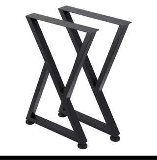 Mesa de madera maciza con patas negras