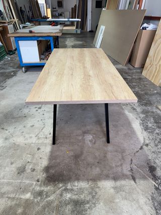 Mesa de madera maciza con patas negras