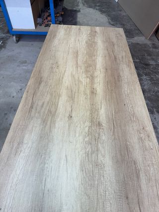 Mesa de madera maciza con patas negras