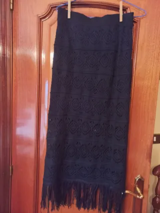 Falda larga de encaje con flecos