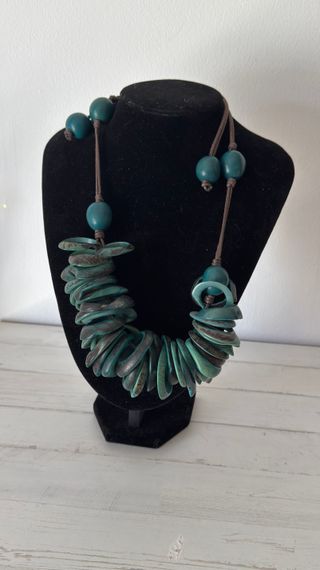Collar artesanal con cuentas y discos