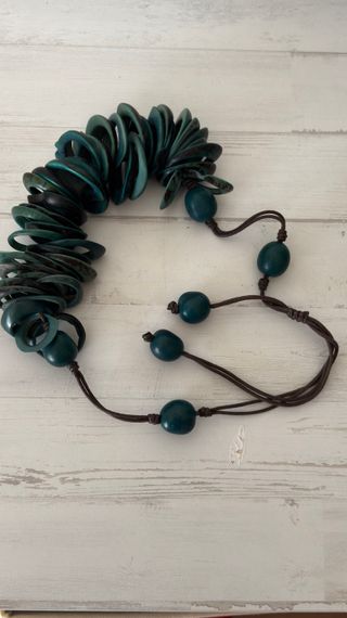 Collar artesanal con cuentas y discos