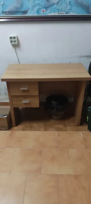 Escritorio de madera marrón