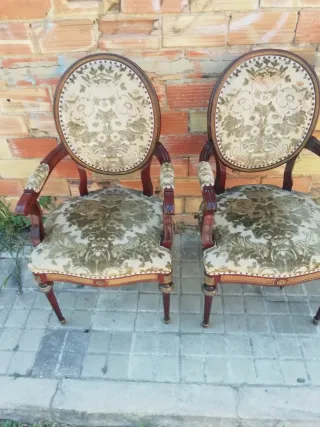 Juego de 2 sillas antiguas con bronce