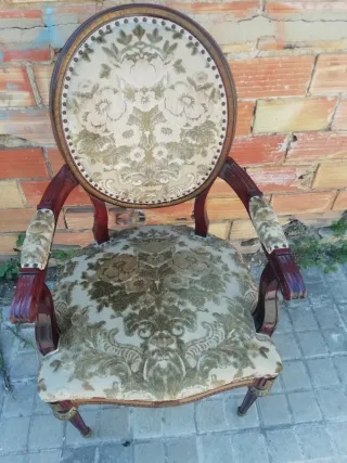 Juego de 2 sillas antiguas con bronce