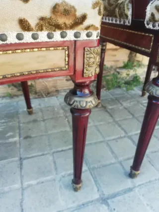 Juego de 2 sillas antiguas con bronce