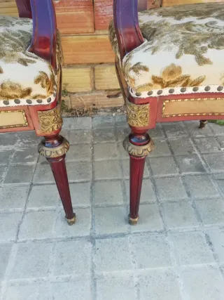 Juego de 2 sillas antiguas con bronce