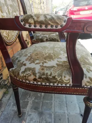 Juego de 2 sillas antiguas con bronce