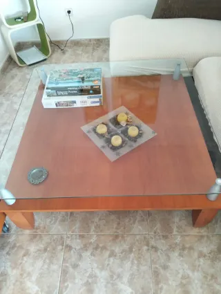 Mesa cuadrada de centro cristal y madera