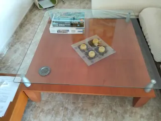 Mesa cuadrada de centro cristal y madera