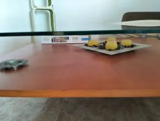 Mesa cuadrada de centro cristal y madera