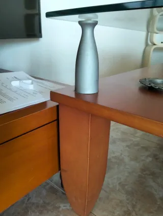 Mesa cuadrada de centro cristal y madera