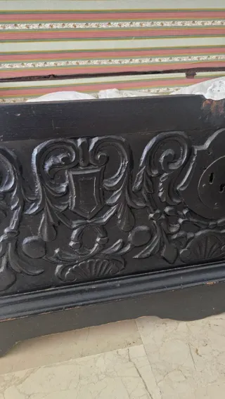 Baúl de madera tallado único