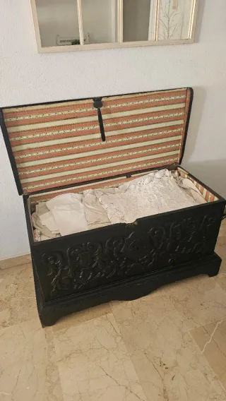 Baúl de madera tallado único