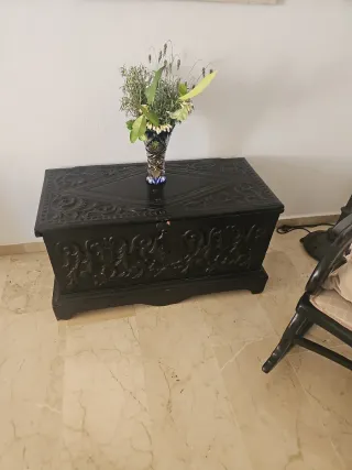 Baúl de madera tallado único