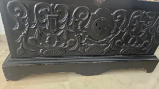 Baúl de madera tallado único