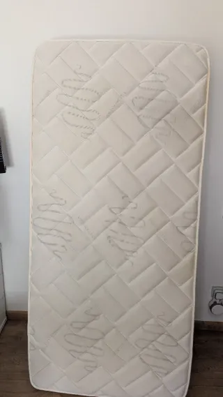 Cama alta individual Ikea SVARTA con colchón