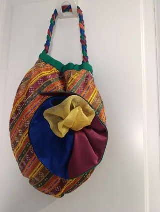 Bolso de tela con flor decorativa