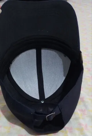 Gorra azul con detalle dorado