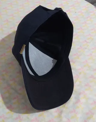 Gorra azul con detalle dorado