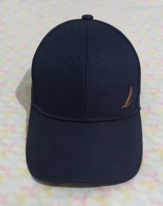 Gorra azul con detalle dorado