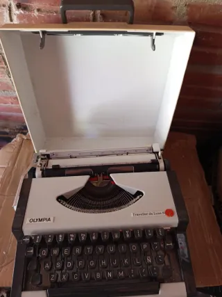 Máquina de escribir Olympia Traveller de Luxe S