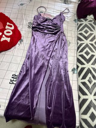Vestido largo morado con abertura