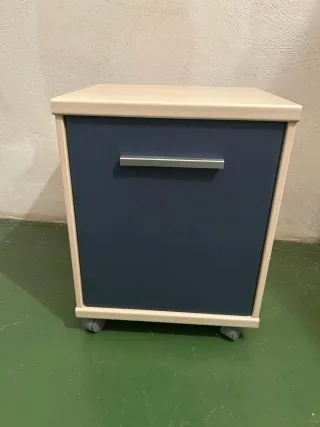 Cama canapé abatible + 2 mesitas con ruedas