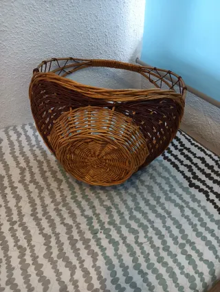 Cesta de mimbre para regalos