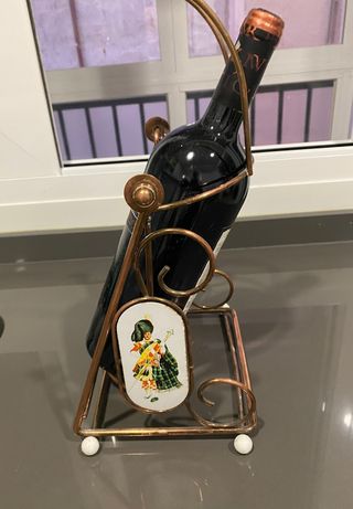 Supporto vintage in rame e ceramica per bottiglie