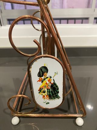 Supporto vintage in rame e ceramica per bottiglie
