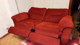 Sofá de tela rojo