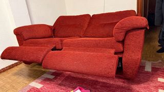 Sofá de tela rojo