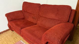 Sofá de tela rojo