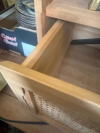 Mueble de madera con rejilla de ratán