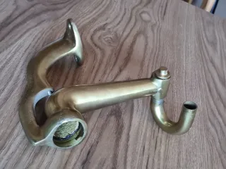 Antiguo soporte para gramófono de bocina