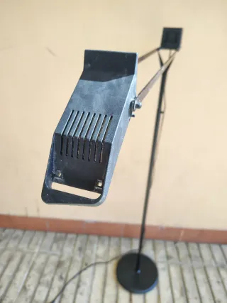 Lámpara de pie Fase Cisne Negra