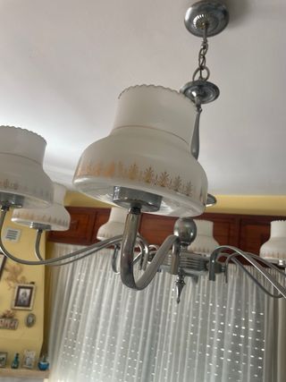 Lámpara de techo colgante plateada y blanca