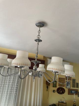 Lámpara de techo colgante plateada y blanca