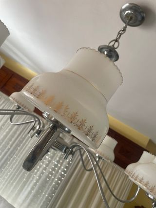 Lámpara de techo colgante plateada y blanca