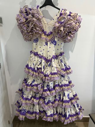 Traje de flamenca beige y morado