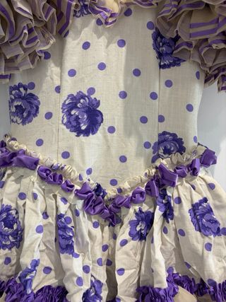 Traje de flamenca beige y morado