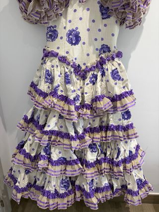Traje de flamenca beige y morado