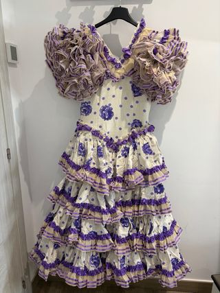 Traje de flamenca beige y morado
