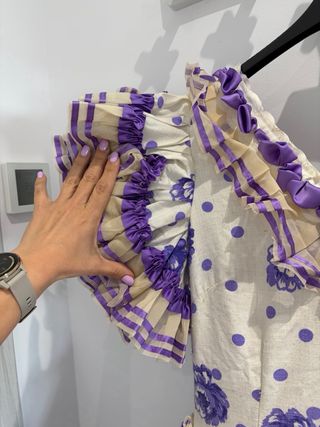 Traje de flamenca beige y morado